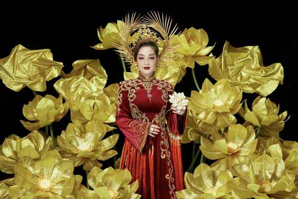 Hoa hậu Thanh Nga mang quốc phục lấy cảm hứng từ Hoàng hậu Dương Vân Nga đến ‘Mrs Universe 2023’