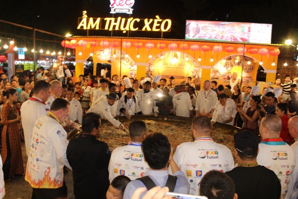 20 đầu bếp 14 quốc gia cùng đổ chiếc bánh xèo kỷ lục Việt Nam