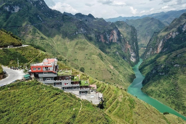 Truy tìm danh tính của chủ khách sạn trên đèo Mã Pí Lèng