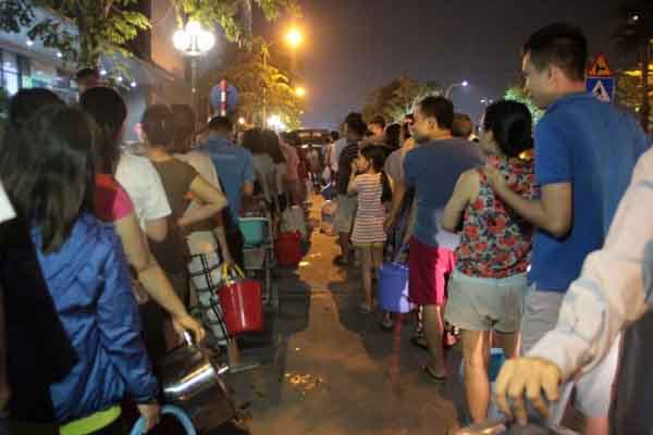 Dân Hà Nội xếp hàng trong đêm đợi lấy nước sạch miễn phí