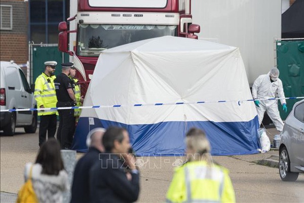 Quy trình nhận dạng 39 thi thể trong container ở Anh