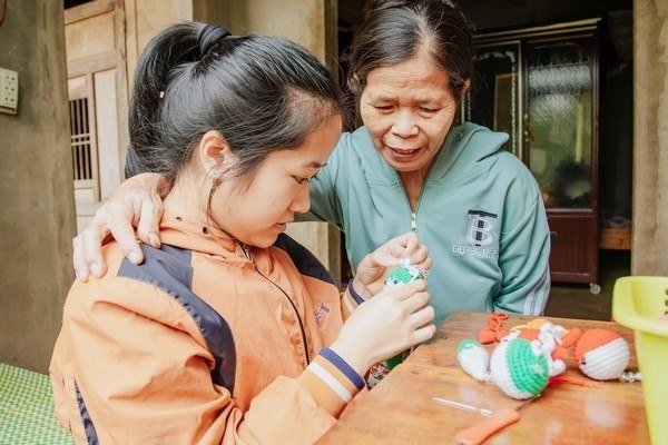 Cô bé xương thủy tinh gãy chân hàng chục lần xây giấc mơ từ búp bê len