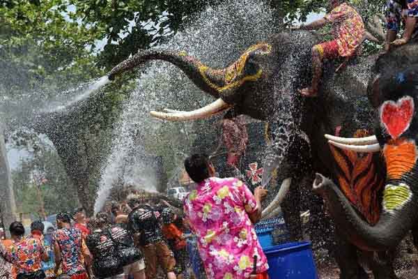 Thái Lan vẫn tổ chức lễ hội té nước Songkran giữa dịch COVID-19