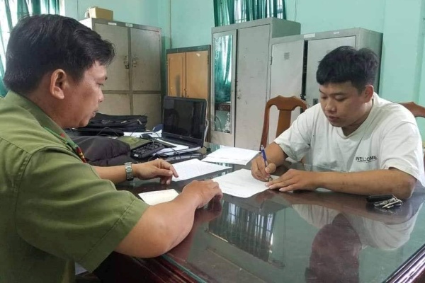 Công an làm việc với một thanh niên tung tin sai về virus corona ở Vũng Tàu