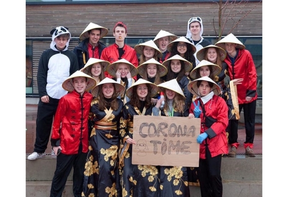 Phẫn nộ cảnh học sinh Bỉ đội nón lá, chế giễu người châu Á giữa đại dịch