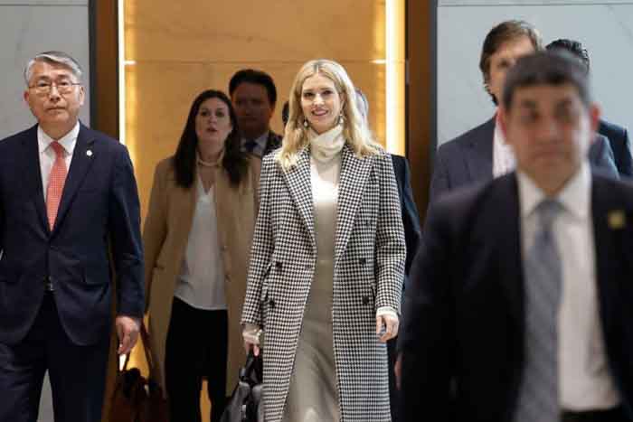 Ivanka Trump diện sành điệu khi đến châu Á