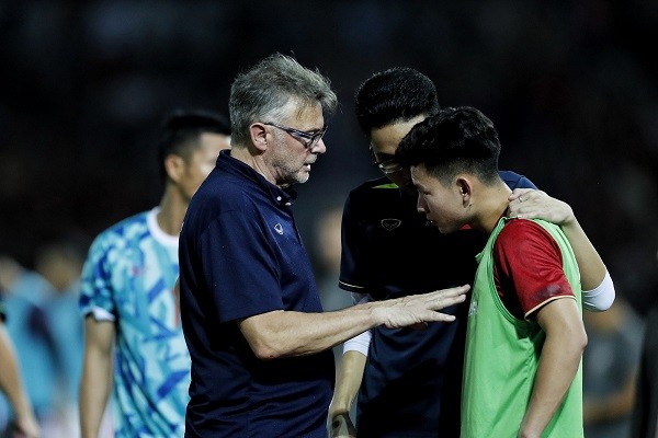 HLV Troussier đãi CLB Hải Phòng món ‘mì trộn’ U.23 và đội tuyển Việt Nam