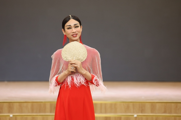 Làm giám khảo casting người mẫu, Hải Triều chiếm hết ‘spotlight’ của thí sinh