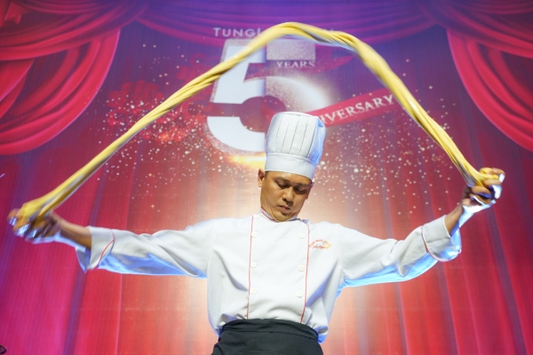 Mãn nhãn màn “múa mì”, “hỏa công” trong nhà hàng siêu sang