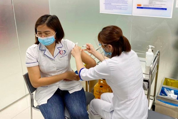 Gần 21.000 người được tiêm phòng COVID-19, một số người buồn nôn, tiêu chảy, phát ban