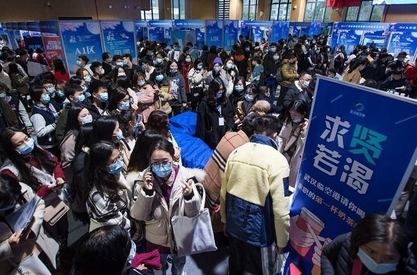 Nhiều lao động Trung Quốc chi nghìn đô cũng không tìm được việc