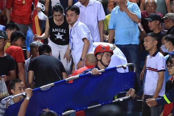 CĐV bị ngất trên khán đài sân Thiên Trường, phải nhập viện khẩn cấp