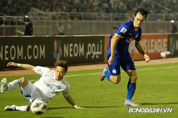 Văn Toàn nổi cáu khi thủ môn Yokohama câu giờ