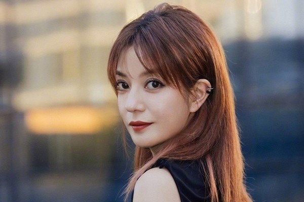 Những bí ẩn xung quanh việc Triệu Vy bị ‘phong sát ngầm’