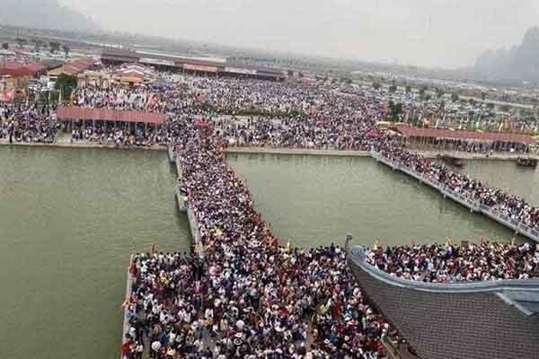 Lễ hội và những góc khuất xấu xí