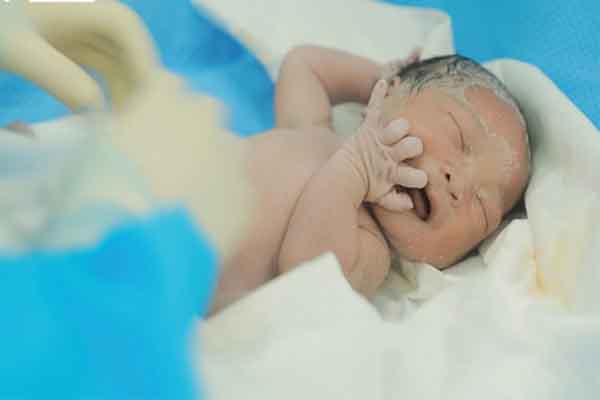 Ngày con chào đời: Màu xanh của hy vọng