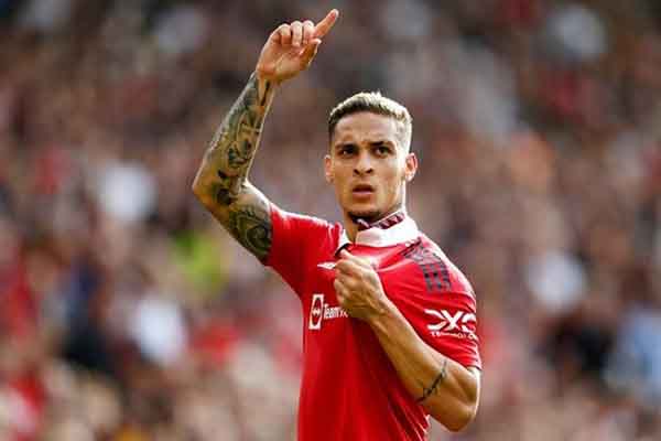 Antony khóc nức nở khi được HLV Tite xướng tên