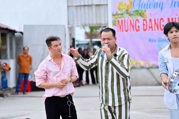 Đàm Vĩnh Hưng tái ngộ phạm nhân cách đây 5 năm song ca ‘Xuân này con không về’