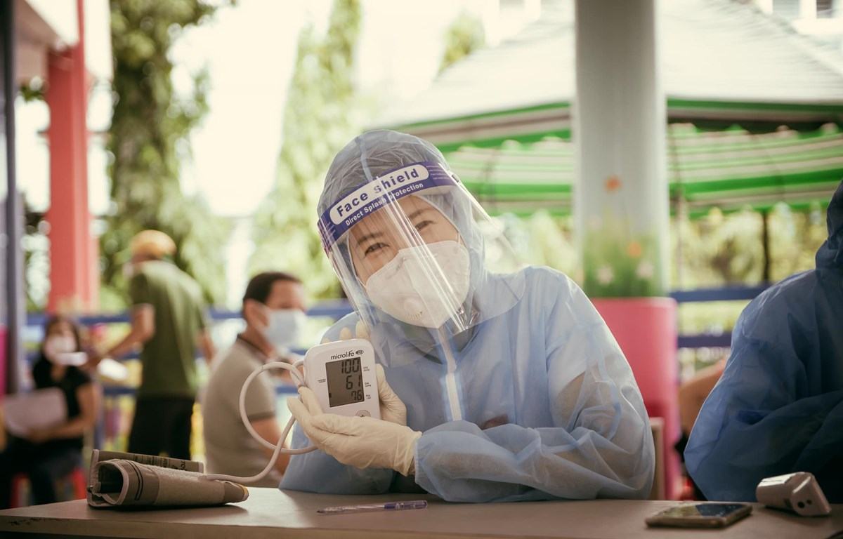 MC Quỳnh Hoa: Nhiều bệnh nhân COVID-19 xem ca nhạc qua khe cửa hẹp