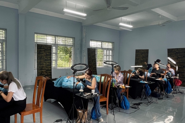 Làm đẹp cho các giáo viên vùng sâu vùng xa