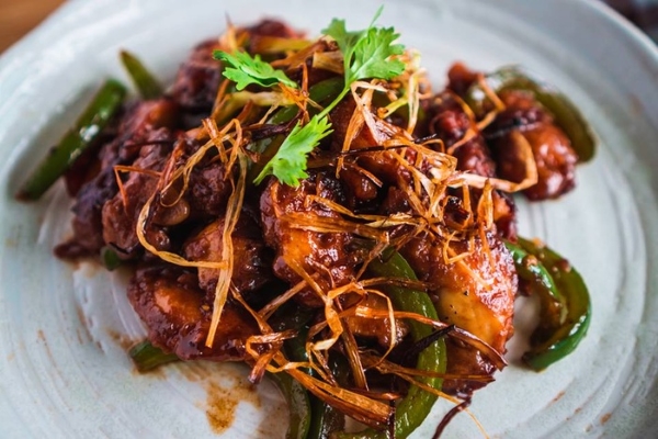 Bí quyết làm món gà chiên xào cay ngọt kiểu Trung Hoa vô cùng thú vị