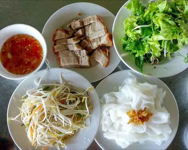 Bánh ướt heo quay – bữa ăn ngon không cần nấu nướng