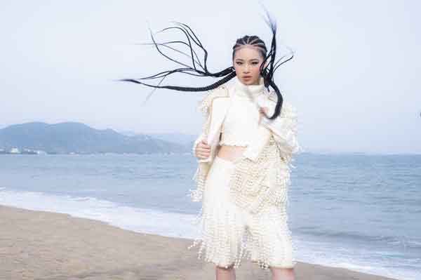 Bảo Hà diện trang phục ngọc trai nặng 7kg catwalk trên sàn runway dọc biển hơn 100 mét