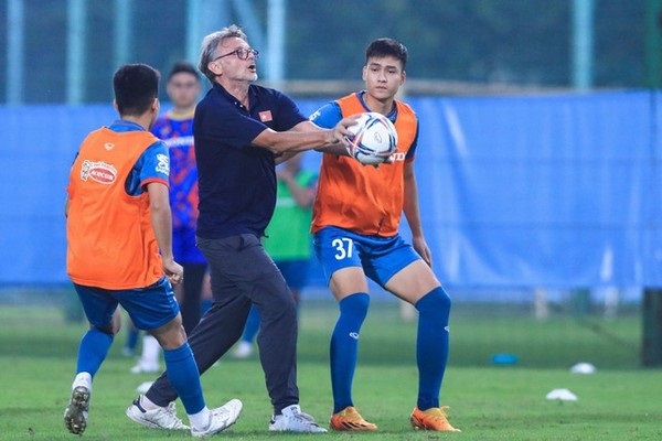 Đội tuyển Việt Nam: HLV Troussier giữ trụ cột