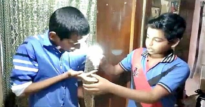 Kỳ lạ cậu bé Ấn Độ có thể làm sáng bóng đèn