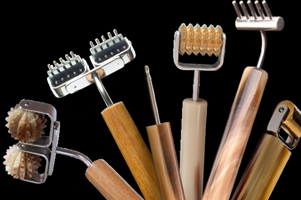 Chăm sóc da mặt đúng cách với thanh lăn bấm huyệt