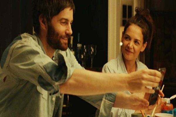 Katie Holmes viết kịch bản, đạo diễn và diễn xuất trong phim mới ‘Alone Together’