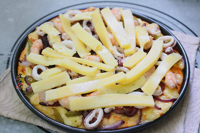 Làm pizza hải sản tuyệt ngon đổi vị cho cả nhà