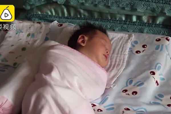 Kỳ lạ chuyện bé 23 ngày tuổi đã biết gọi “mẹ”