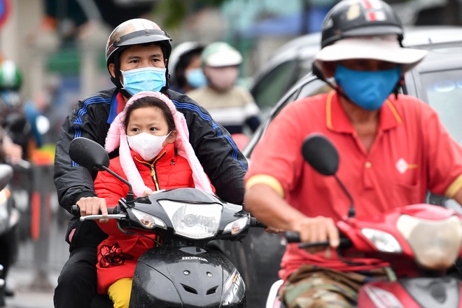 Nhiệt độ TP.HCM xuống 19 độ C, người dân co ro ra đường