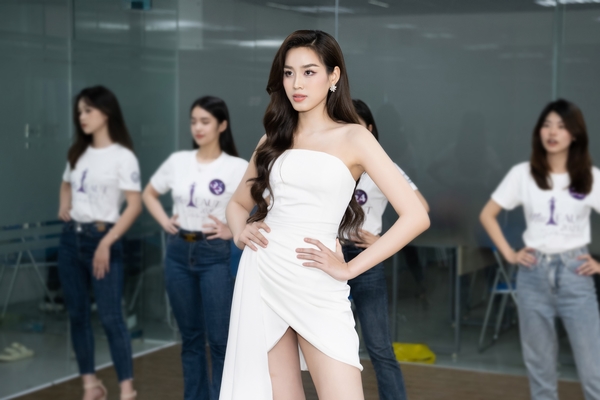Đỗ Hà khoe chân dài thẳng tắp trong buổi huấn luyện thí sinh