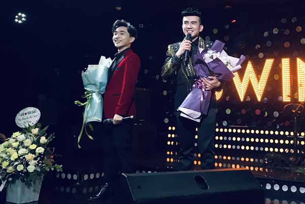 ‘Biển người’ vây quanh thầy trò Đan Trường, xin chữ ký đến 3 giờ sáng