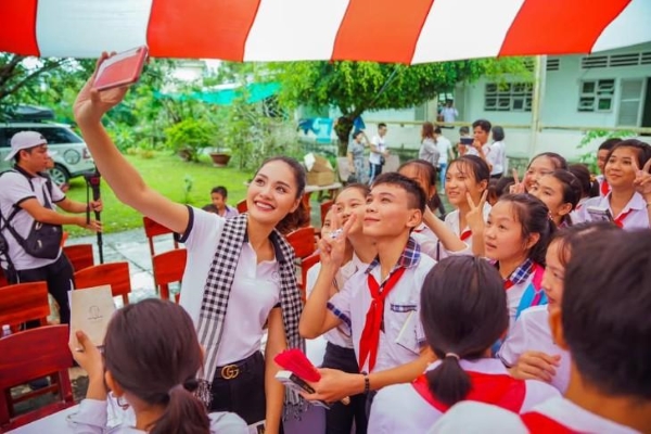 Hoa hậu Hương Giang: Tri thức và lạc quan sẽ giúp ta vượt qua mọi khó khăn