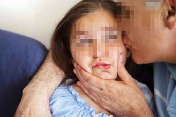 Hôn người dưới 16 tuổi có thể bị kết tội dâm ô