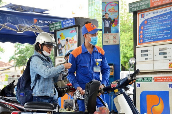 Giá xăng giảm nhỏ giọt 90-192 đồng/lít từ 15g chiều nay
