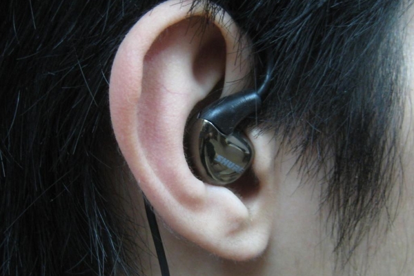 Từ 2020, đeo tai nghe khi chạy xe máy có thể bị phạt tới 1 triệu đồng