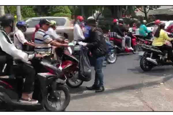 Ấm lòng hình ảnh người thanh niên phát khẩu trang miễn phí tại Sài Gòn