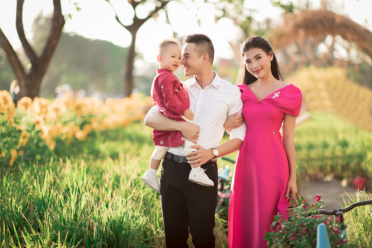Con trai của Lương Thế Thành – Thúy Diễm diện áo dài, nhắng nhít trong bộ ảnh Tết
