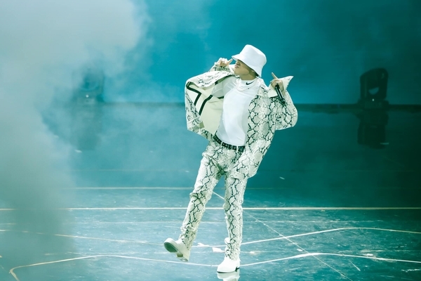 Sơn Tùng diện trang phục độc lạ, fans không ngừng hò hét gọi tên