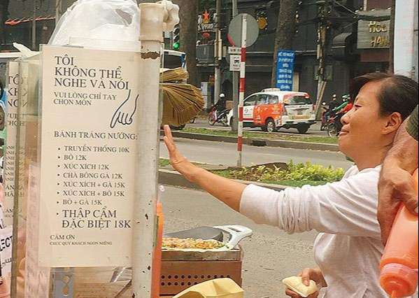 Xe bánh tráng nướng của cặp vợ chồng câm điếc
