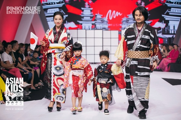 Gia đình ‘Dì Dung’ catwalk vị trí vedette trong ‘Asian Kids Fashion Week 2023’