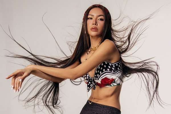 Minh Tú nóng bỏng chào hè