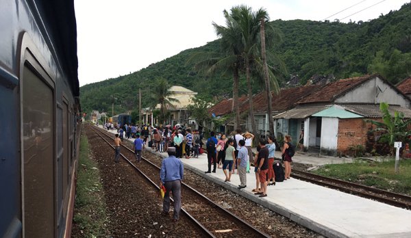 Phú Yên: Tàu đang chạy bốc cháy, hành khách tháo chạy