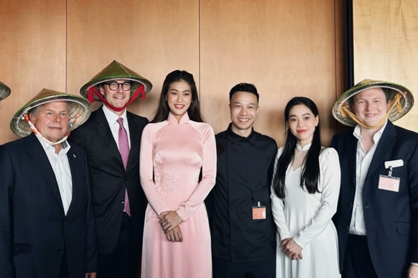 Hoa hậu Thiên Ân tặng nón lá cho đại biểu Quốc hội Đức