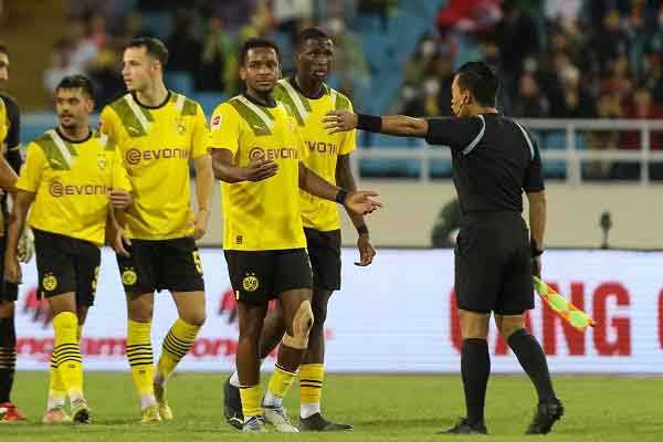 Nguyên nhân khiến hiệp 2 trận đấu Việt Nam và Dortmund chỉ có 1 phút bù giờ