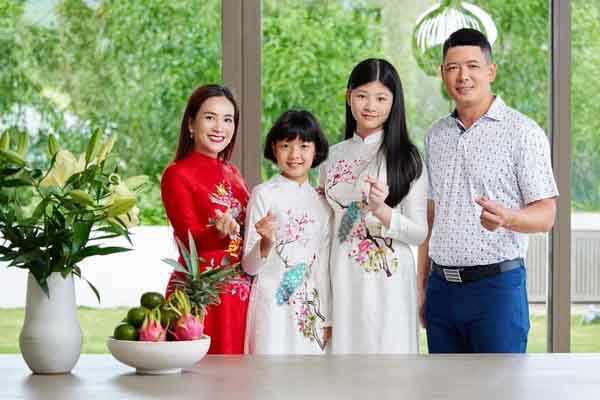 Bà xã Bình Minh tung bộ ảnh gia đình chào xuân, nhan sắc hai cô con gái gây chú ý